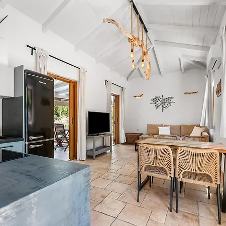 Semipuella * Áyios Nikítas